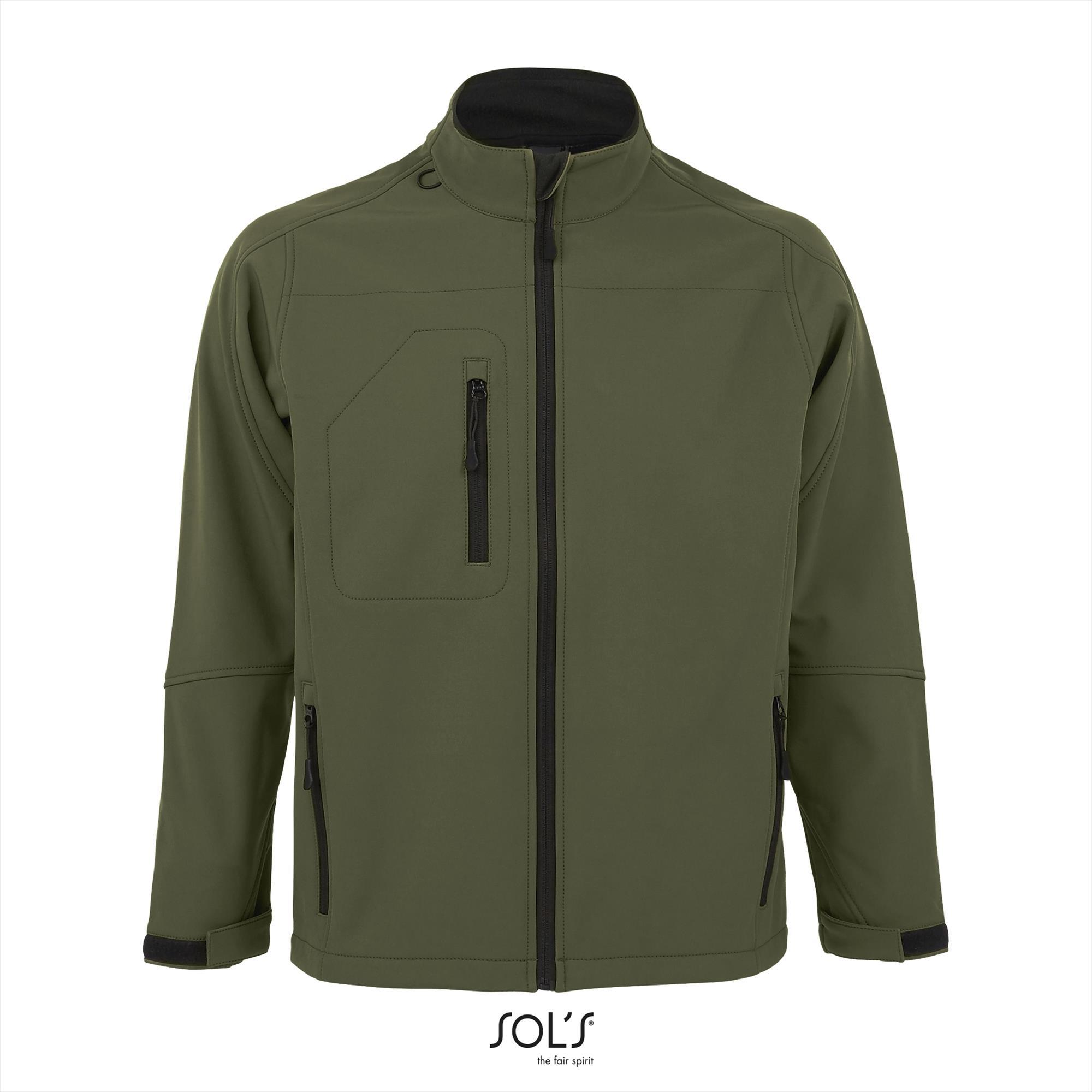 Sportieve heren softshell jacket leger groen met een borstzakje.