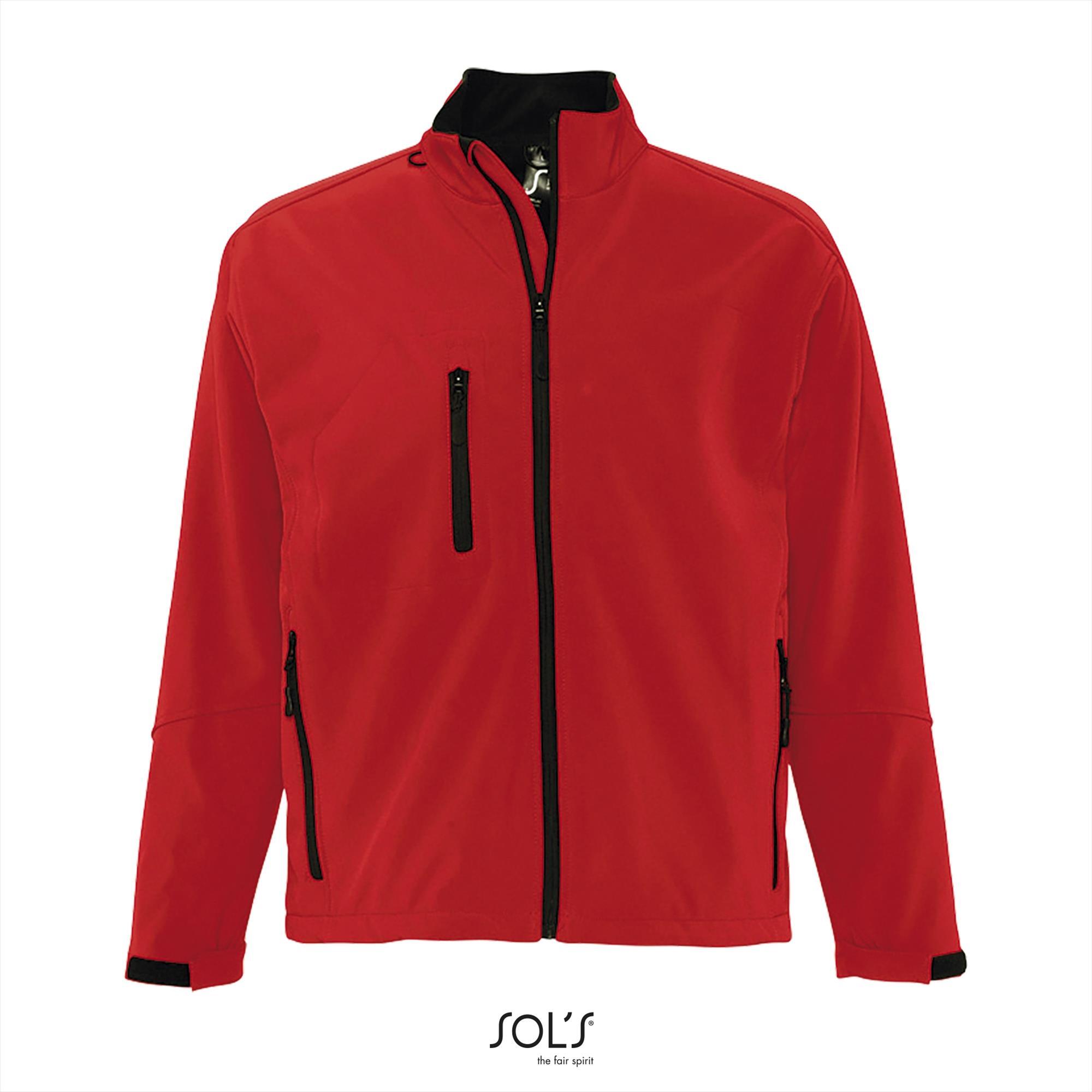 Sportieve heren softshell jacket peper rood met een borstzakje.