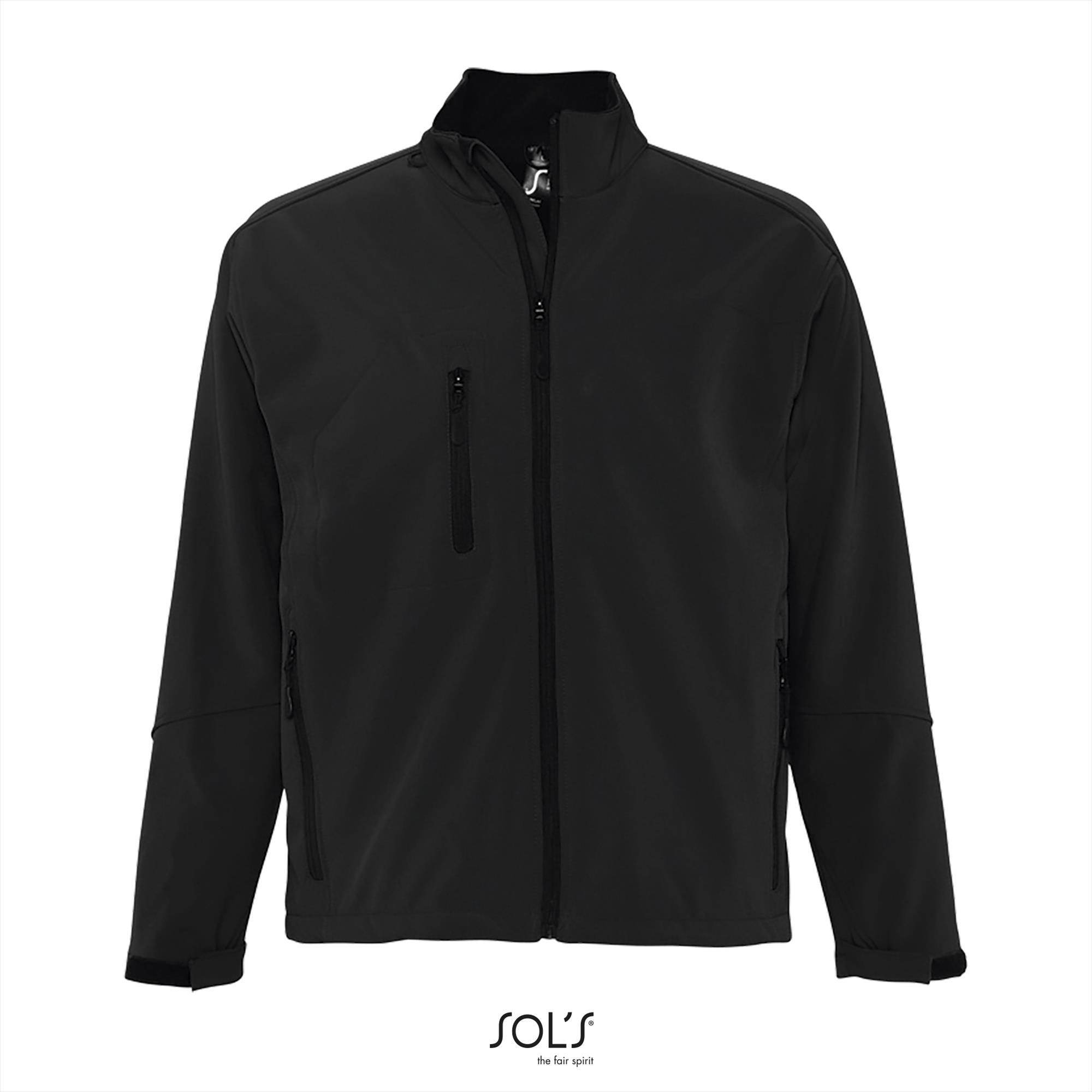 Sportieve heren softshell jacket zwart met een borstzakje.