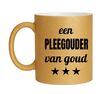 foto 1 Een pleegouder van goud beker met glitters