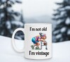 foto 2 Mok i'm not old i'm vintage vrouw. Een leuk kado voor een vrouw op midelbare leeftijd