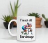 foto 3 Mok i'm not old i'm vintage vrouw. Een leuk kado voor een vrouw op midelbare leeftijd