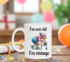 foto 4 Mok i'm not old i'm vintage vrouw. Een leuk kado voor een vrouw op midelbare leeftijd