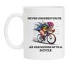 Mok voor dames die van wielrenner houden! never underestimate an old woman with a bicycle