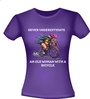 Shirt Never Underestimate an Old Woman with a Bicycle. Shirtje voor dames die wielrenner