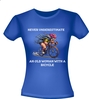 foto 2 Shirt Never Underestimate an Old Woman with a Bicycle. Shirtje voor dames die wielrenner