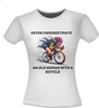 foto 6 Shirt Never Underestimate an Old Woman with a Bicycle. Shirtje voor dames die wielrenner