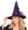 Betoverende Heksenhoed zwart paars met bloemen en veren voor volwassenen heksen de perfecte finishing touch voor je halloween kostuum