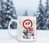 foto 2 Humoristische verjaardagsmok voor 69-jarige dame full colour illustratie van een oma achter de rollator