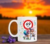foto 3 Humoristische verjaardagsmok voor 69-jarige dame full colour illustratie van een oma achter de rollator