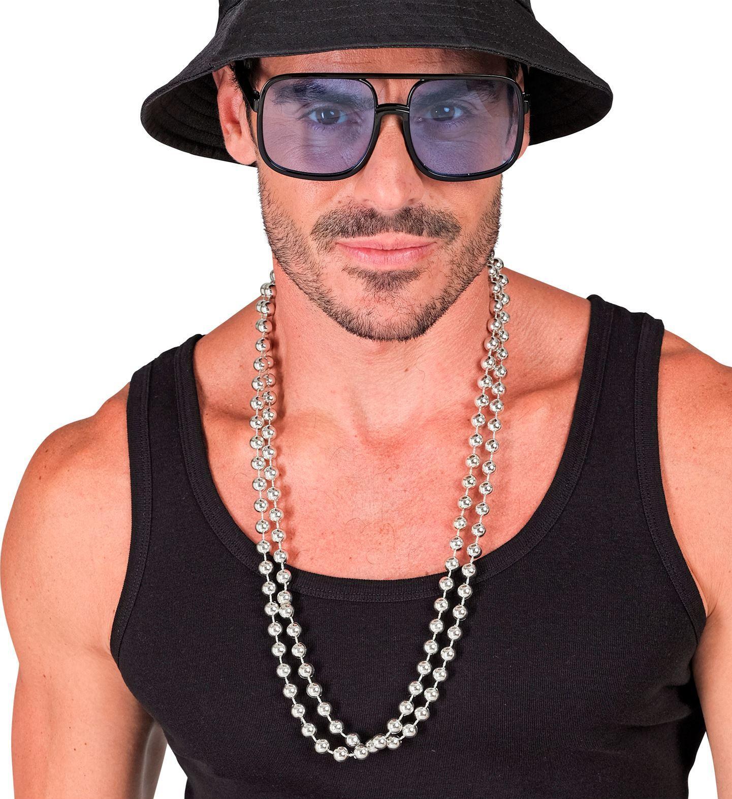 Stijlvol feestelijk en altijd een eyecatcher de dubbele zilveren (nep)  kralen ketting van 40 cm