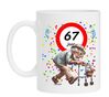 Vier de 67ste verjaardag met humor feestelijke full colour beker met hilarische afbeelding opa en rollator voor een man