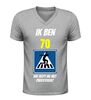 foto 5 Grappig v-hals t-shirt 70 jaar ik ben 70 wie helpt me oversteken man op zebrapad