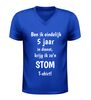 foto 2 Grappig v-hals t-shirt vijf jaar in dienst ben ik eindelijk 5 jaar in dienst krijg ik zo’n stom shirt