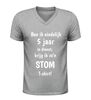 foto 5 Grappig v-hals t-shirt vijf jaar in dienst ben ik eindelijk 5 jaar in dienst krijg ik zo’n stom shirt