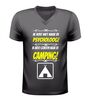 V-hals shirt met tekst ik hoef niet naar de psycholoog ik moet gewoon naar de camping