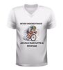 foto 6 V-hals shirt wielrennen never underestimate an old man with a bicycle